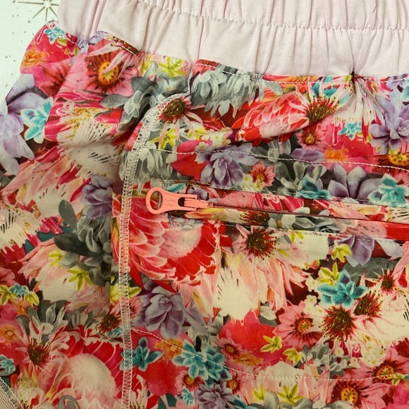 Lululemon Hotty Hot Short Size 8 Floral Pink Liner Free - Picture 3 of 10